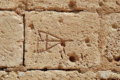 Marque de Tâcheron sur un mur du Moyen-âge